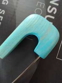Niebieska broszka agrafka drewno rękodzieło metaloplastyka