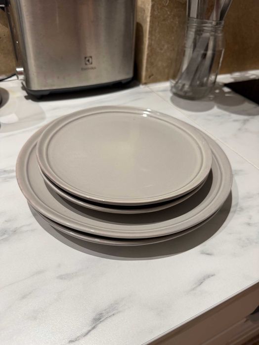 4 Pratos de Cerâmica Cinza Fosco – Grátis, Só Vir Buscar