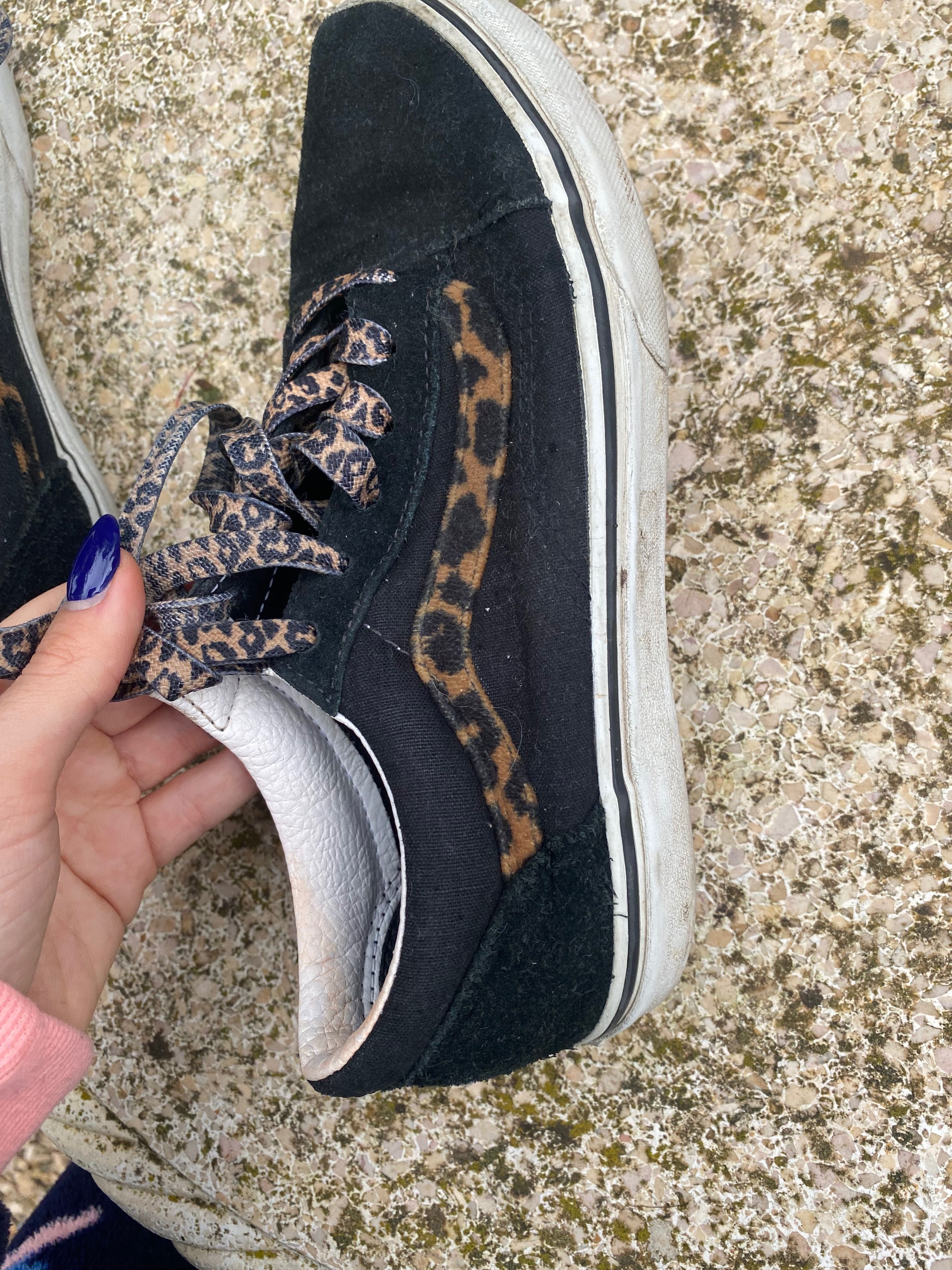 Vans pretas com padrão leopardo