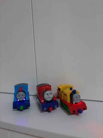Duże lokomotywy grające świecące Tomek i przyjaciele 3 sztuki