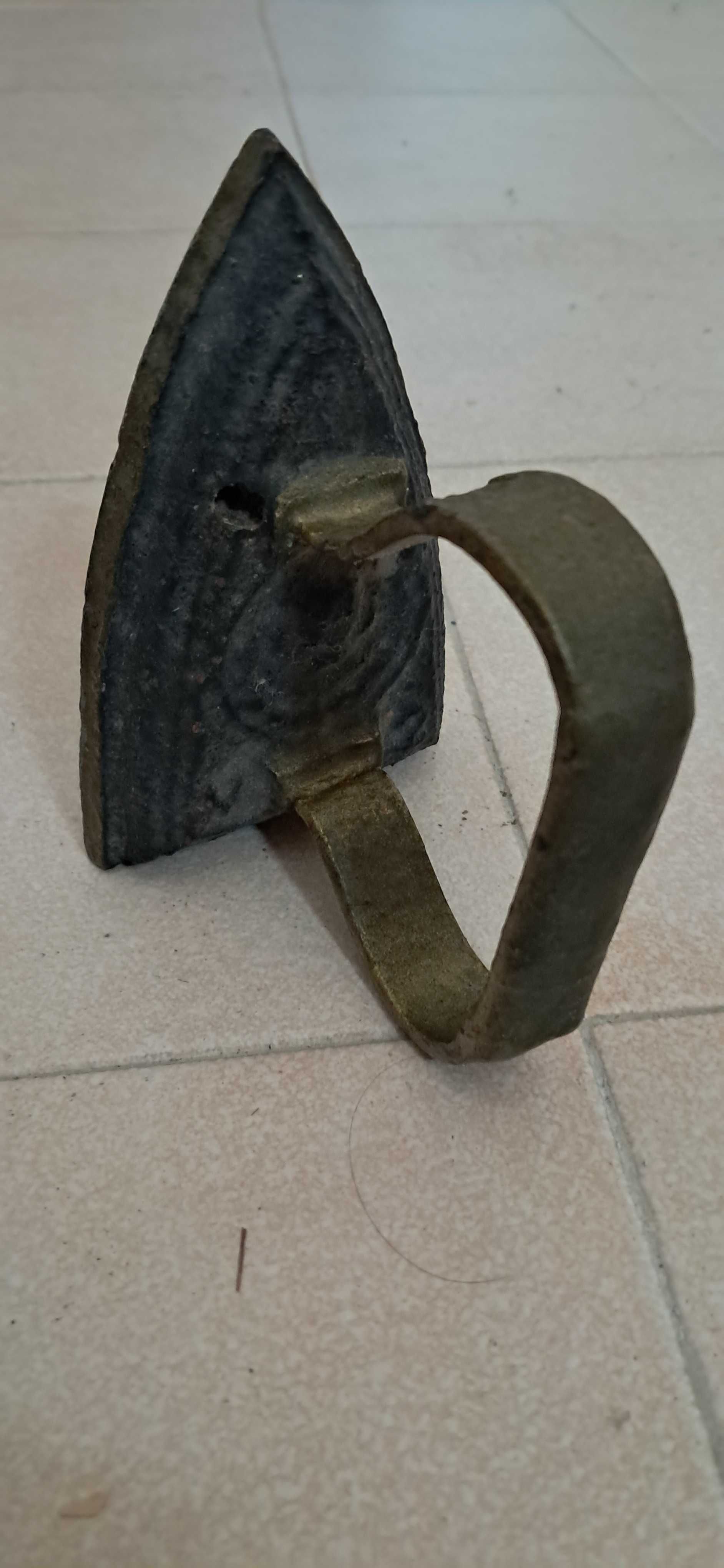 Ferro engomar  ferro antigo vintage canga cabide