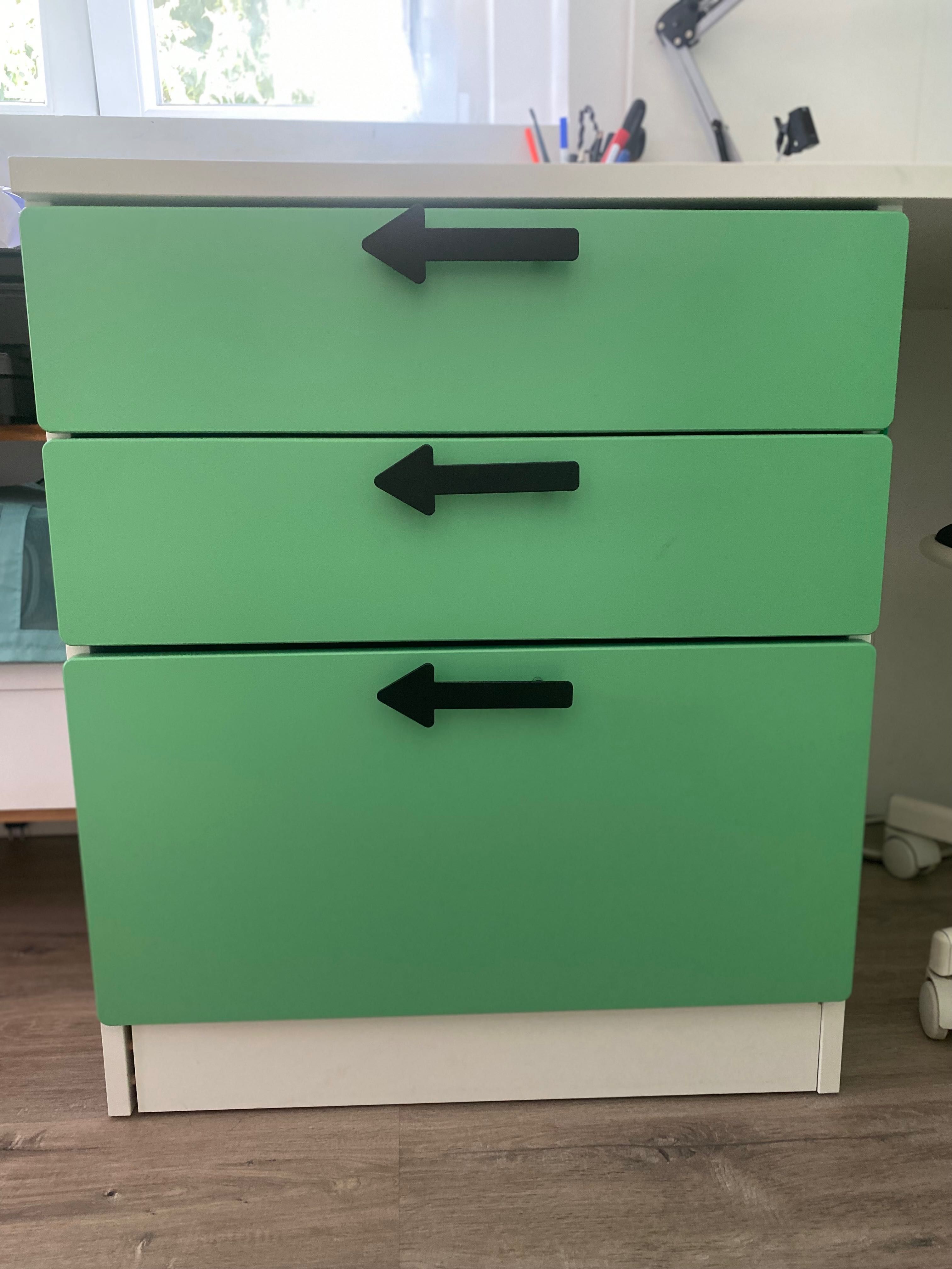 Cama alta IKEA c/ roupeiro e secretária