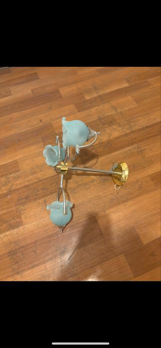 Люстра ,три рожка в нормальном состоянии