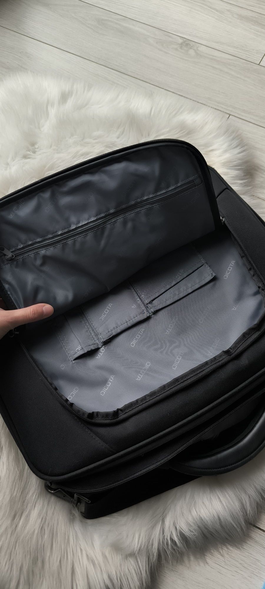 Torba na laptopa czarna Dicota prosta klasyczna