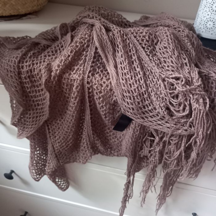 Szal brązowy czekoladowy ażurowy