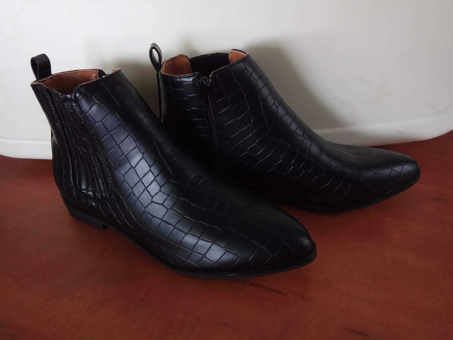 Botins pretos padrão crocodilo