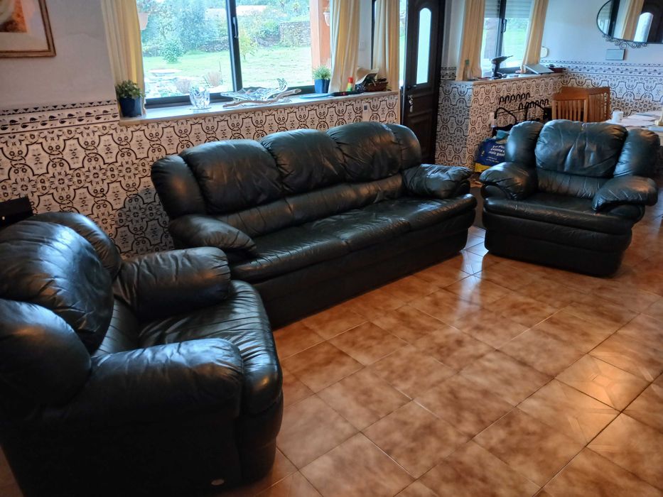 Sofá 3 lugares+2 cadeirões, pele italiano, muito confortável