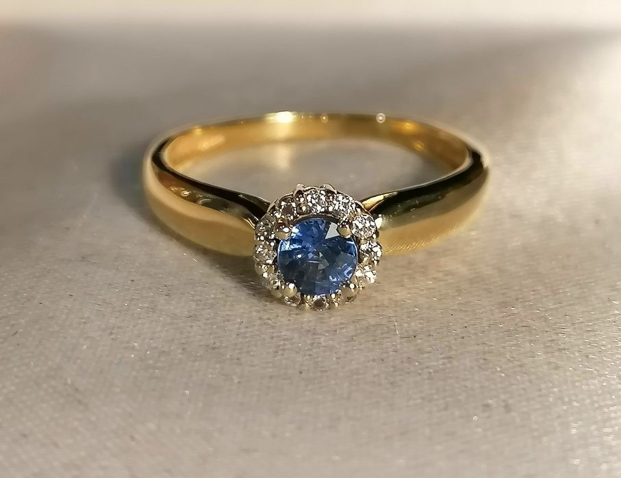 Золотое кольцо с натуральным сапфиром, и бриллиантами