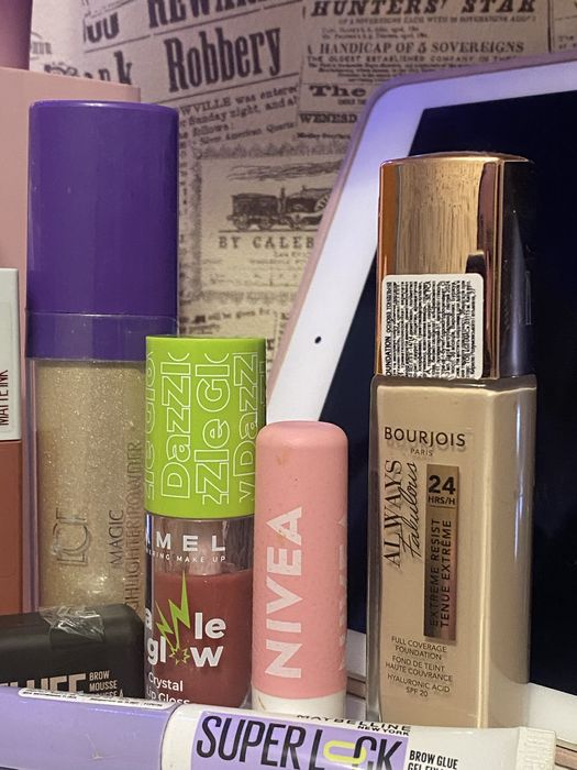 Косметика гуртом. Maybellin. Помада стійка. Тональний bourios