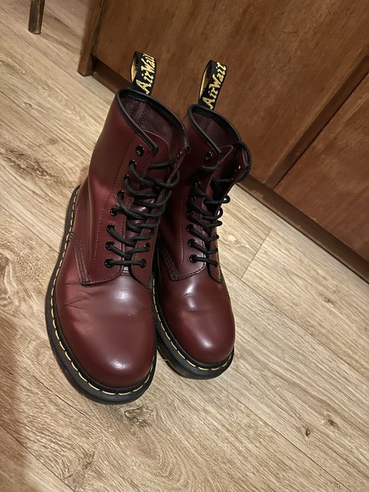 Martensy w wisniowym kolorze