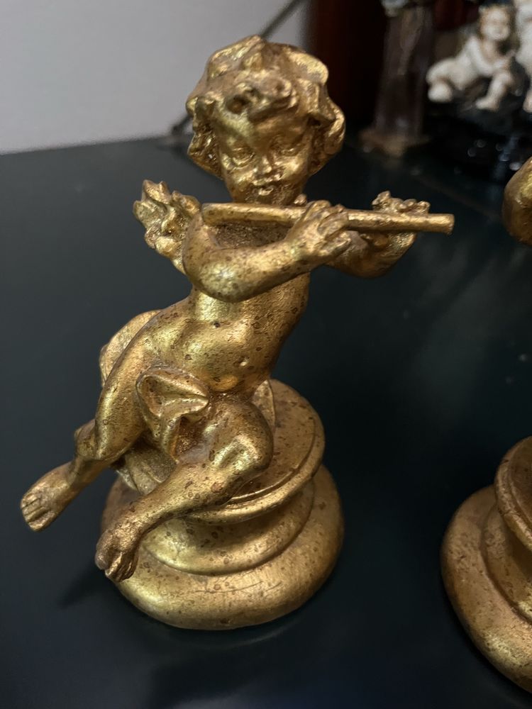 Quatro estatuetas