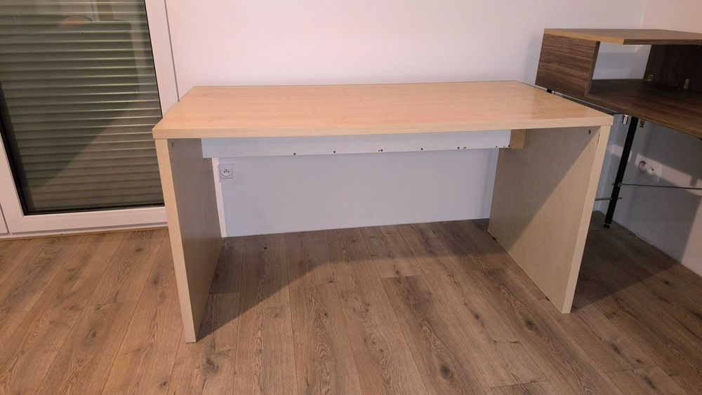 Biurko w kolorze jasnego drewna 140 x 70
