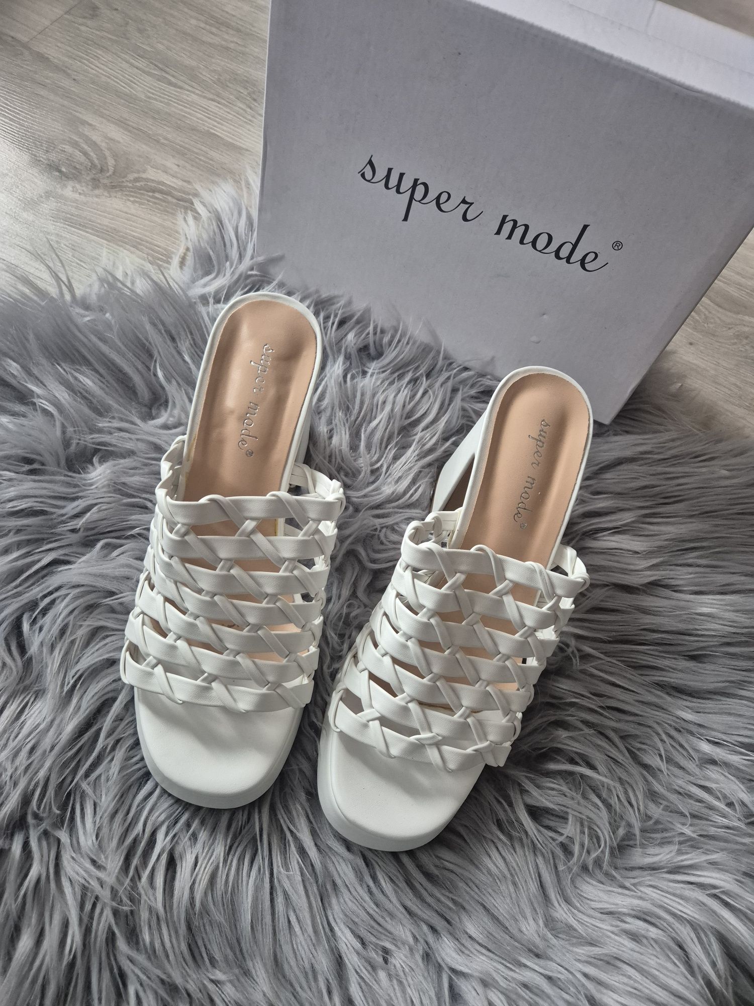 Buty klapki na obcasie 39