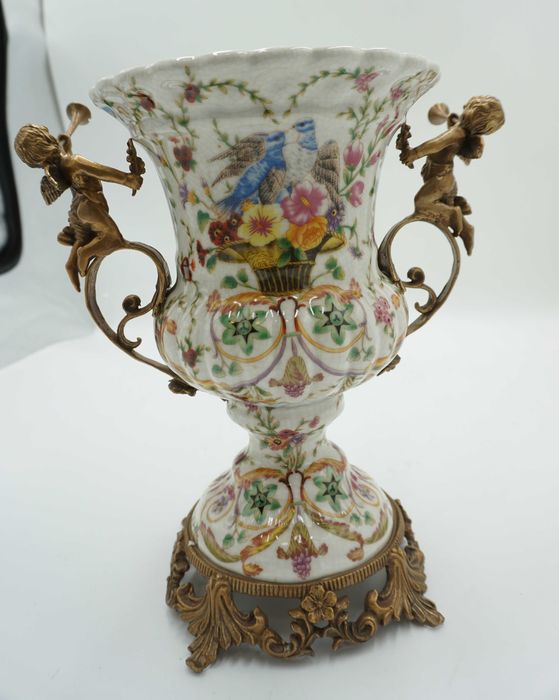 WAZON amfora porcelana z brązem chłopcy z trąbkami