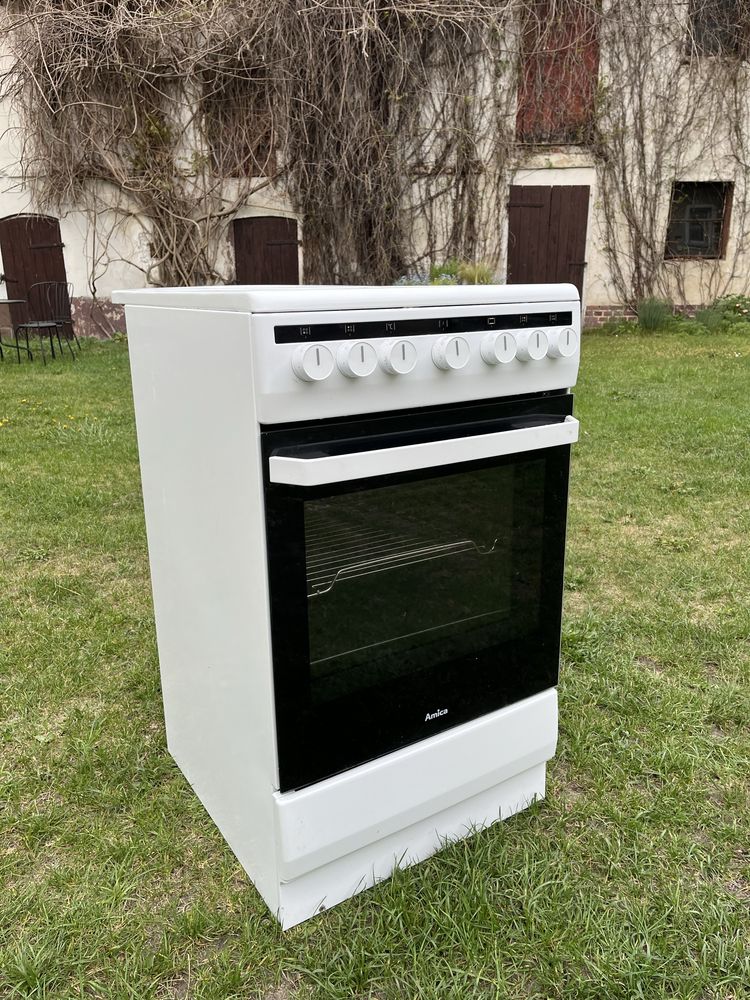 Wolnostojąca kuchnia elektryczna z piekarnikiem Amica 58CE1.30HMSQ(W)