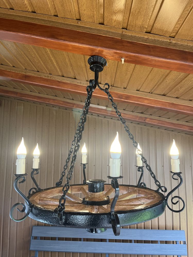 Lampa żyrandor z koła drewnianego