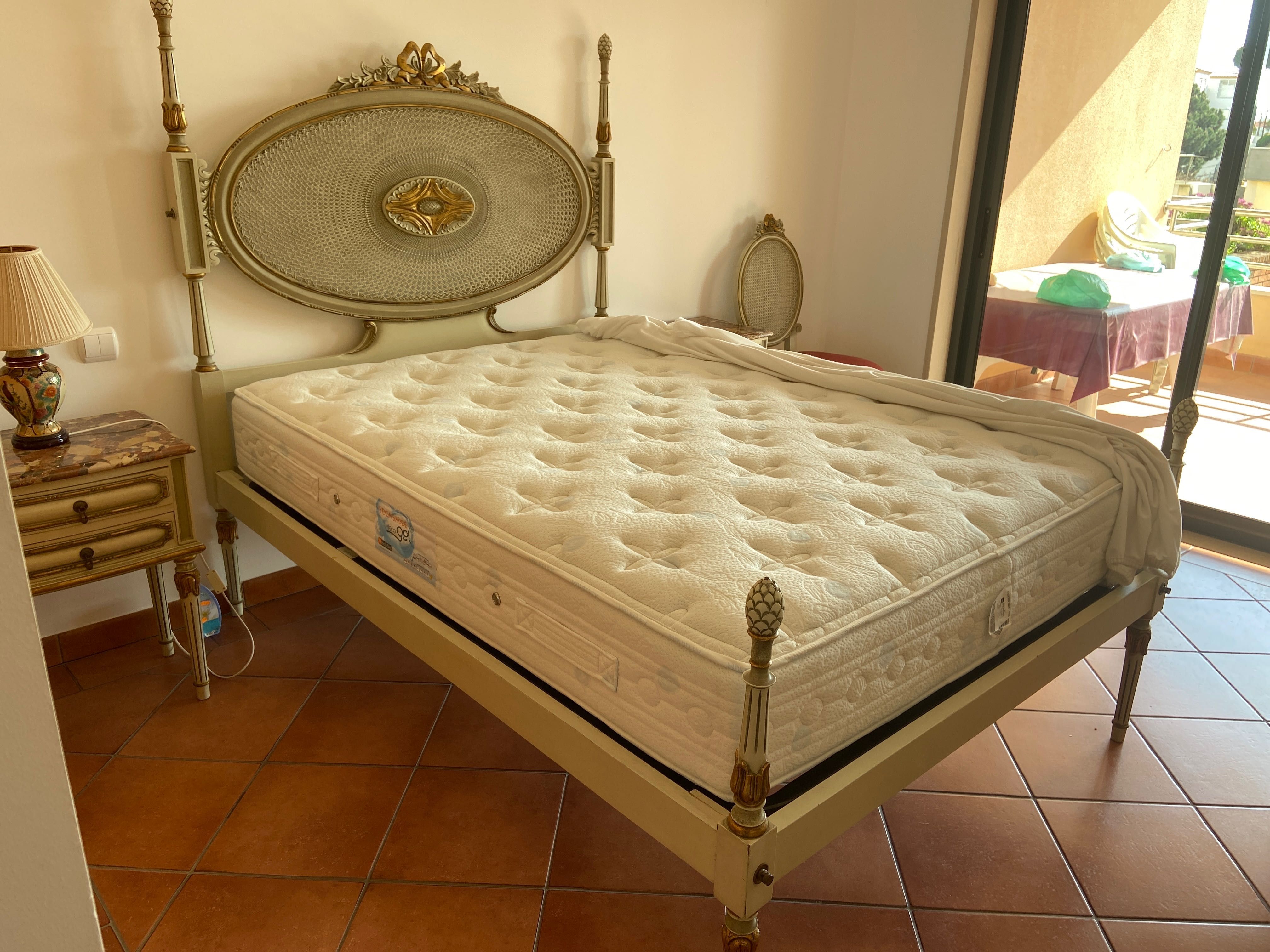 Quarto completo, cama, colchão, mesa de cabeceira e cómoda