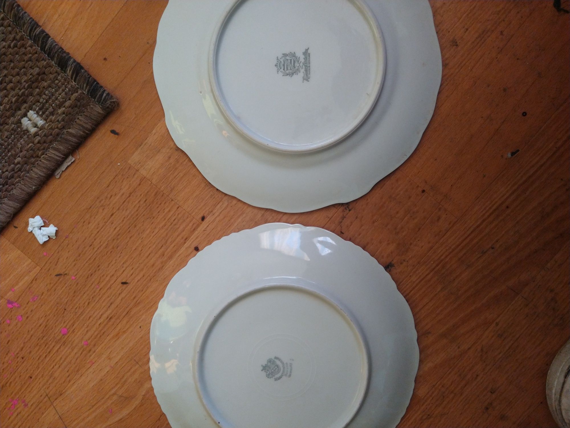 Dwa pozłacane porcelanowe talerze za czasów e