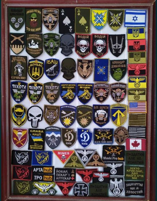 Шеврони, погони.