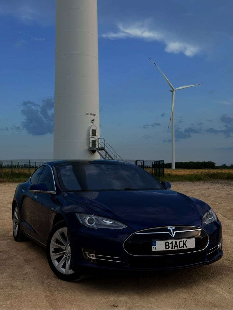 Tesla Model S 2015