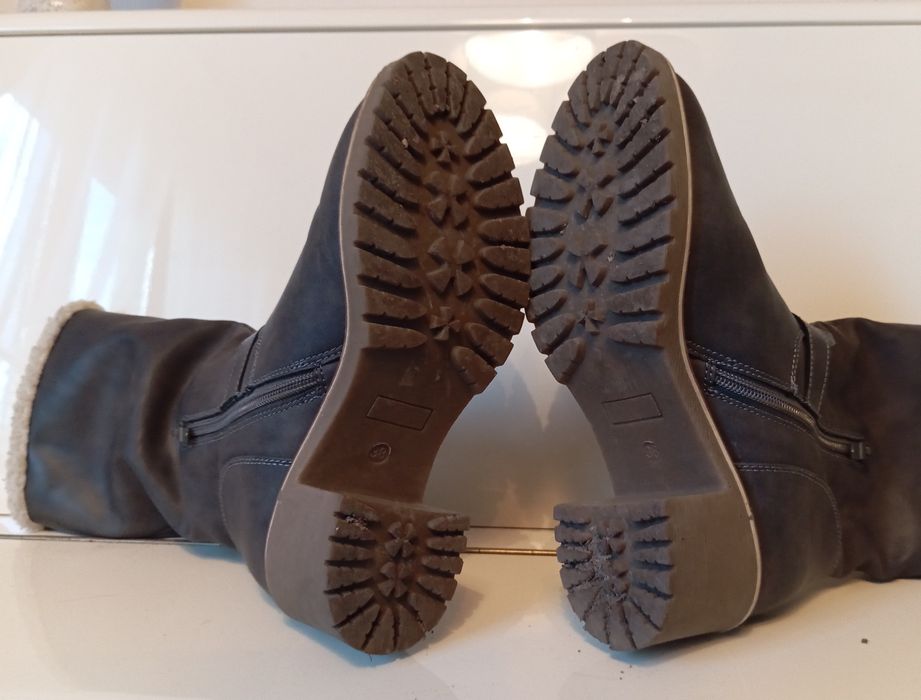 Zgrabne, szare  botki - dwa w jednym.