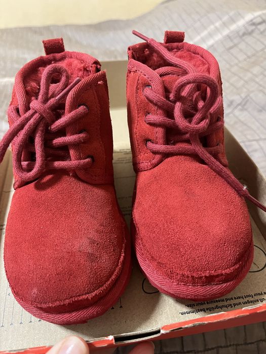 Уги, чобітки зимові для дівчинки. Стан нових. Uggs 26