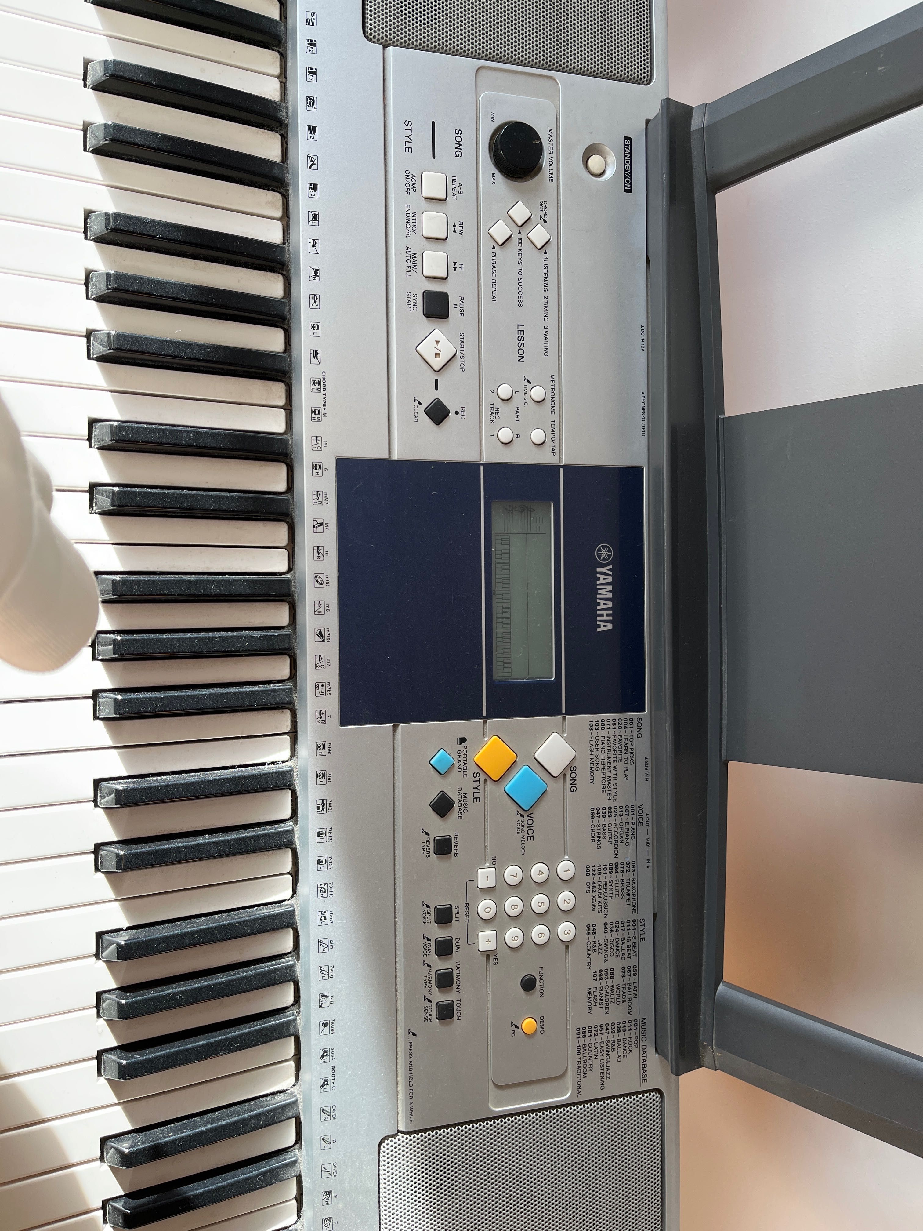 Teclado YAMAHA E323 + suporte