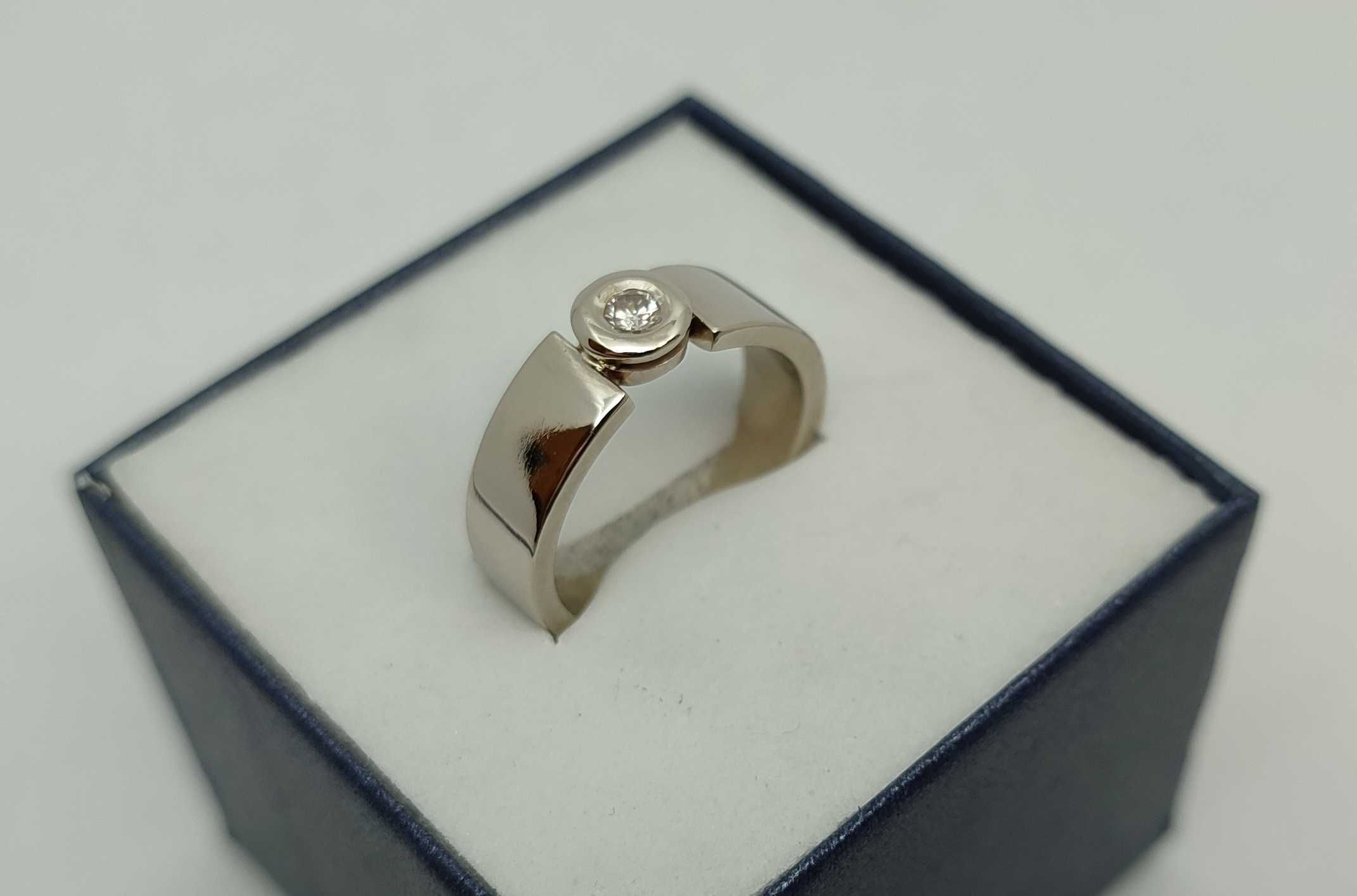 Złoty pierścionek z brylantem 6,62g p585 r.14,5 / diament/ białe złoto