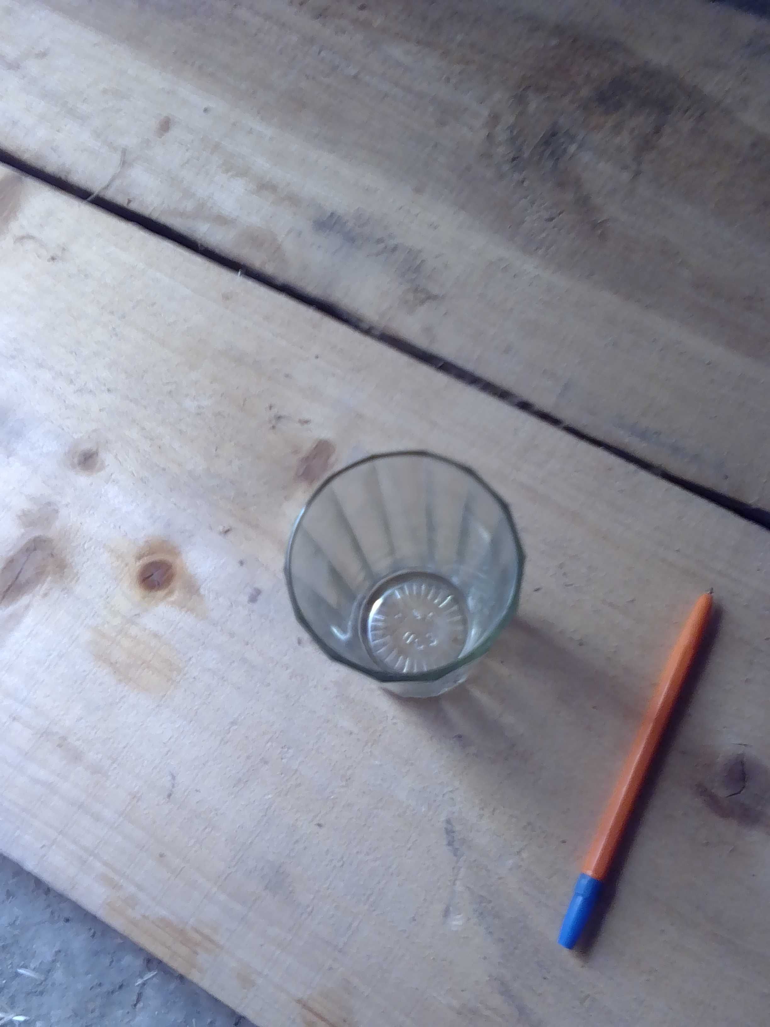 Посуд (кувшин, миска, стакан) та банки скляні (0,5л і менші)