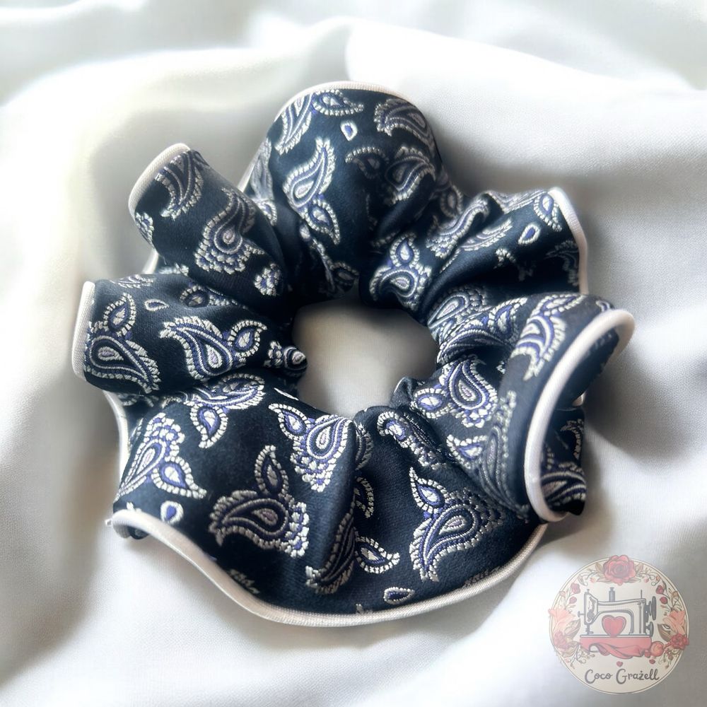 Granatowa z pieknym wzorem jedwabna scrunchie