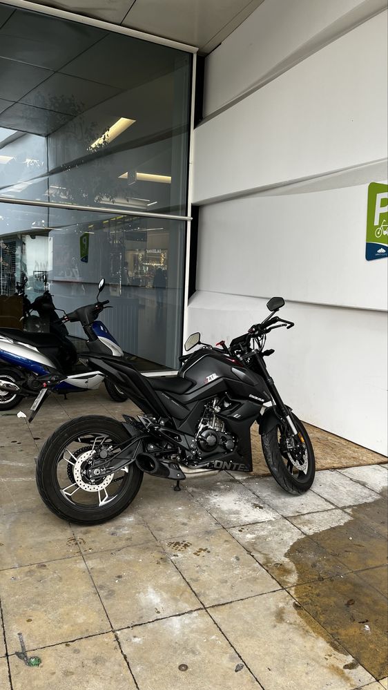 Zontes 125U LCD 8500 km como nova na garantia