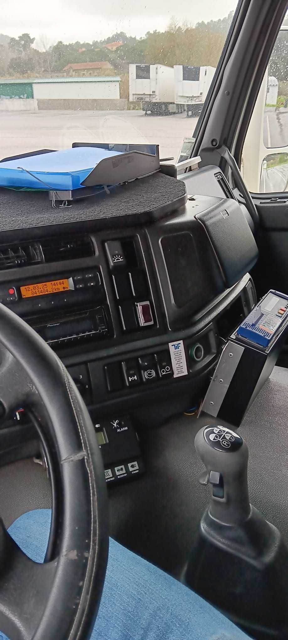 Volvo Camião frigorifico de três eixos com plataforma