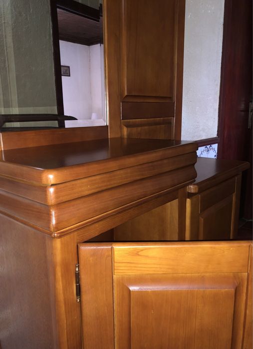 Armário de entrada em madeira de cerejeira