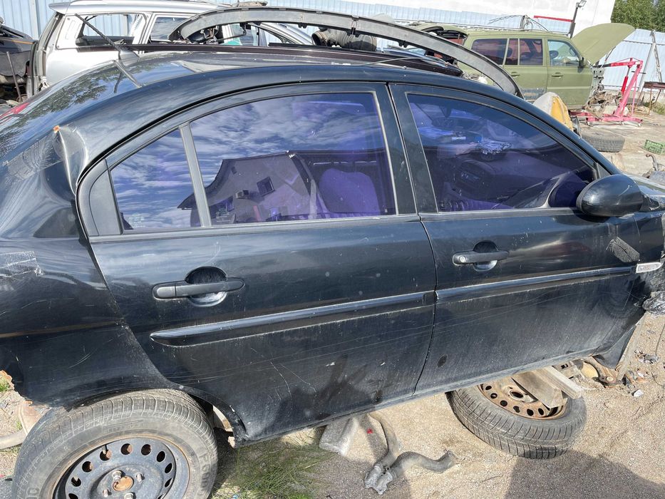 Двері  HYUNDAI ACCENT хундай акцент