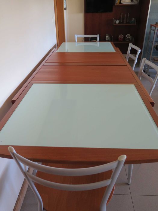 Mesa extensível (147cm ou 216 aberta) madeira e vidro temperado