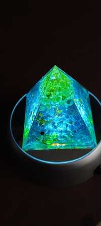 Vendo  pedra pirâmide orgonita e cristais de energia