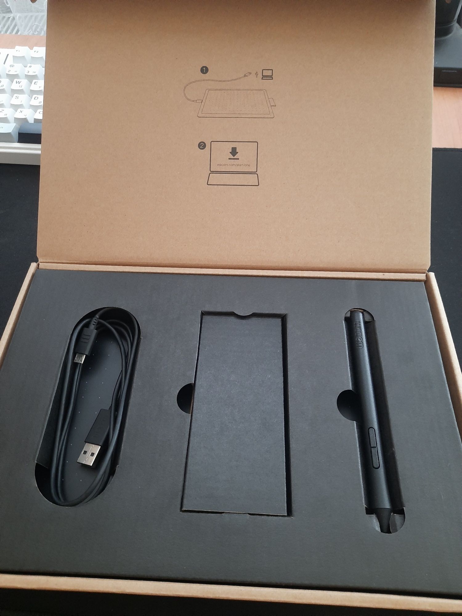 Wacom One Medium (Black/Red)