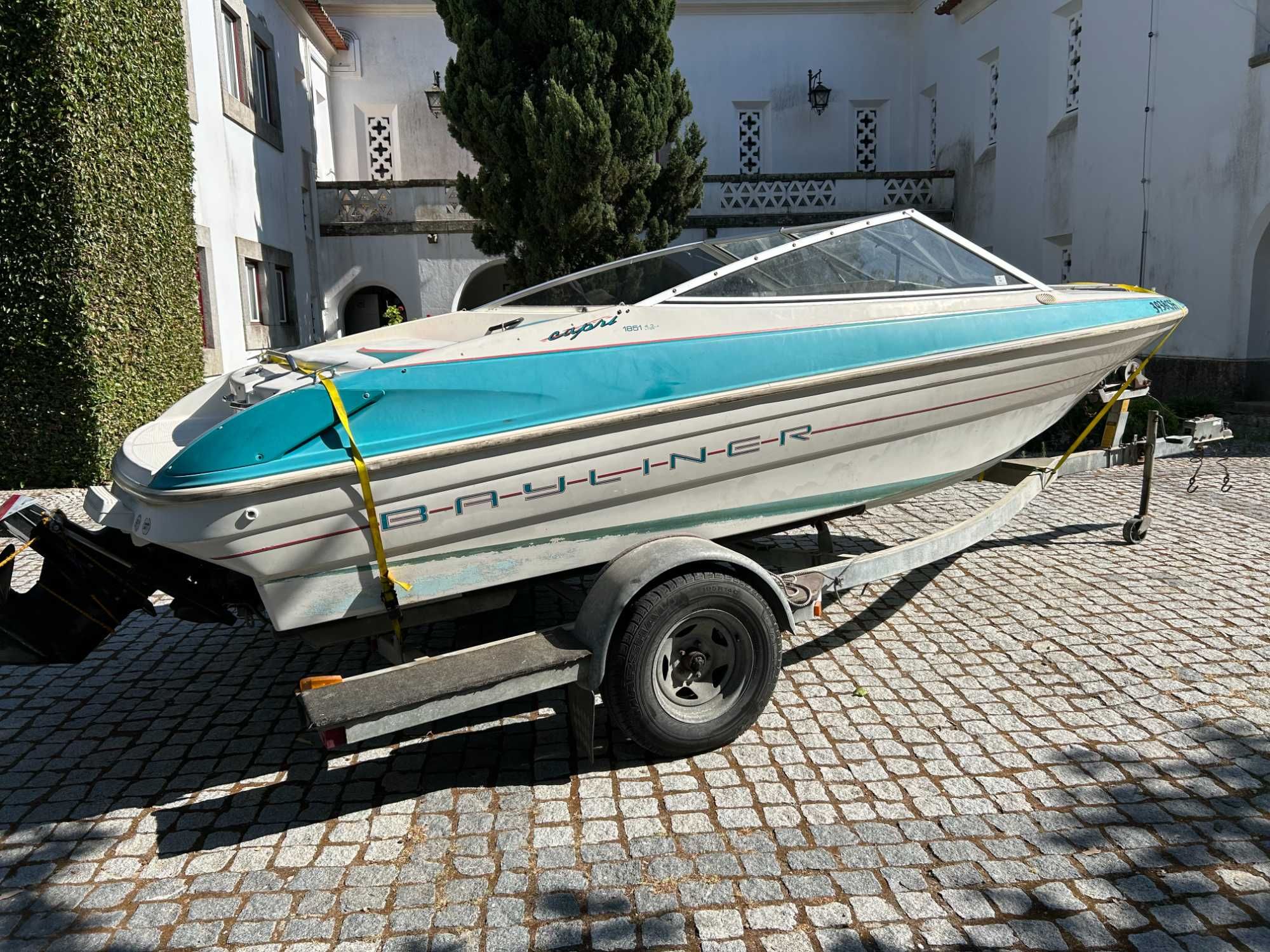 Lancha/Barco Bayliner Capri 1851