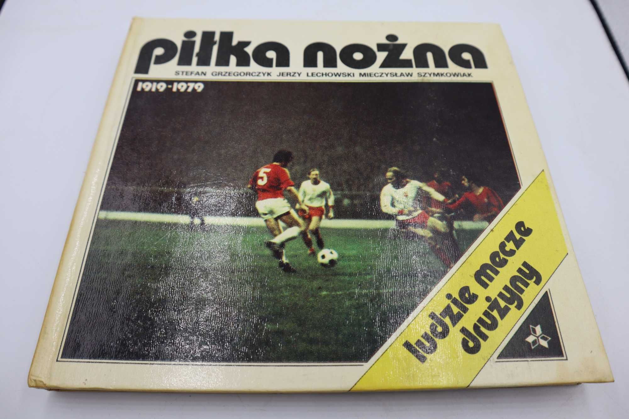 PIŁKA NOŻNA 1919/1979 LUDZIE MECZE drużyny  1981r KB/0405-33