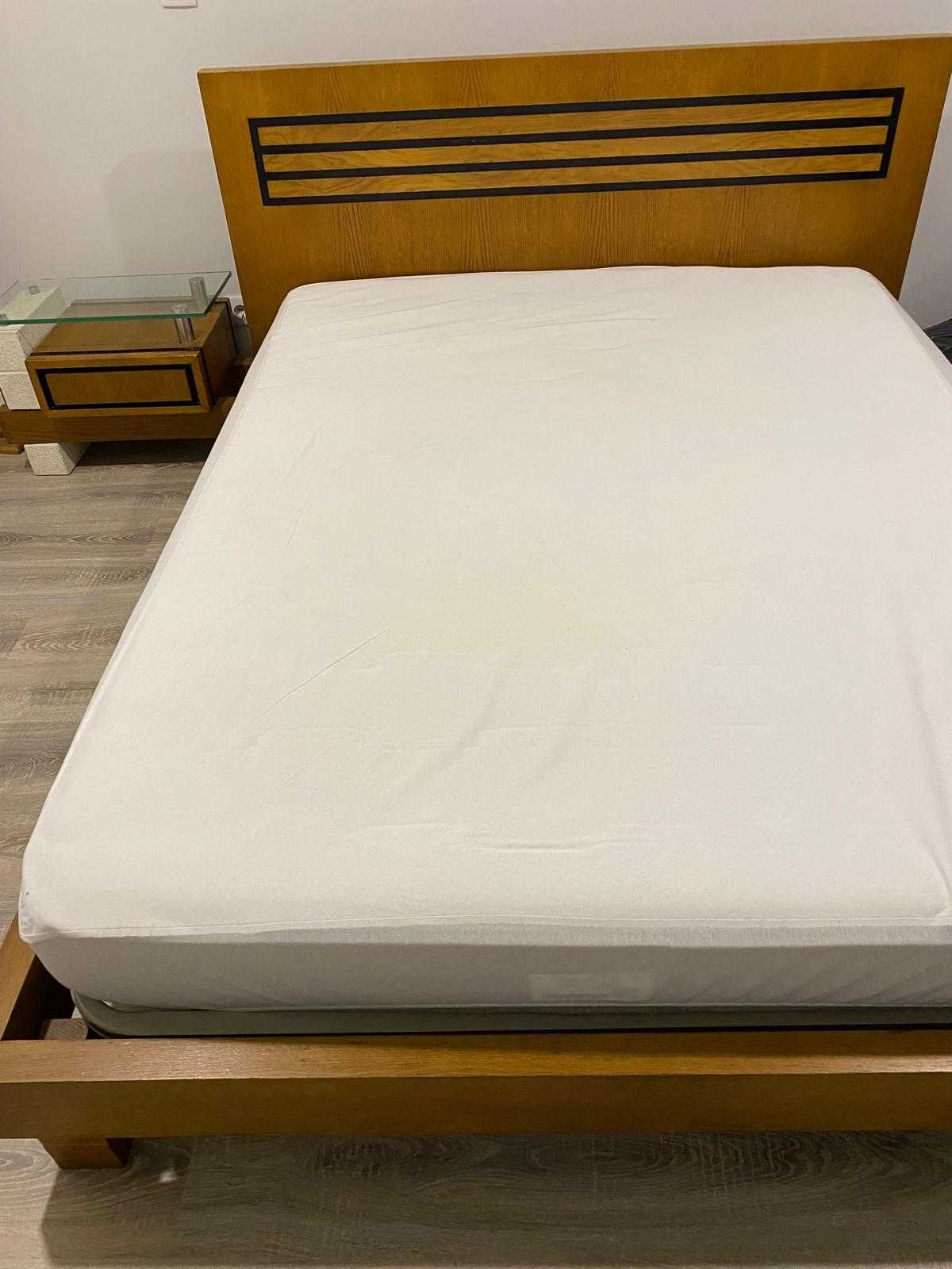 Cama de casal em madeira maciça