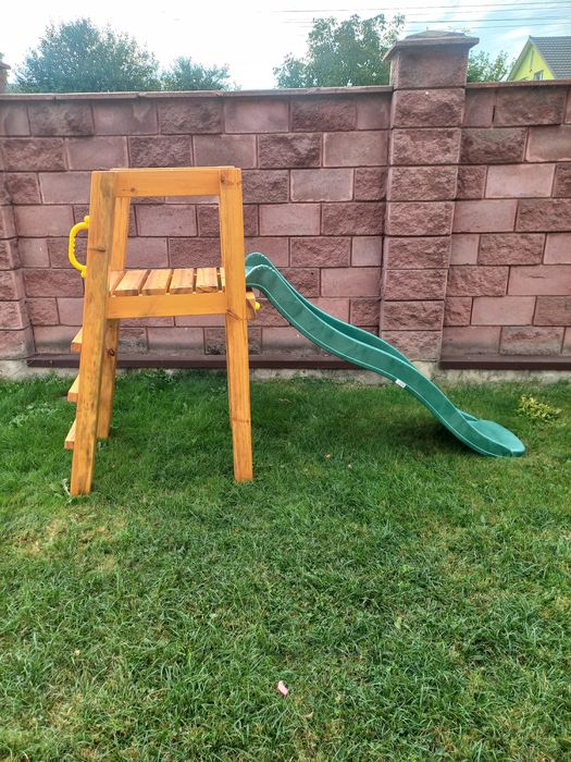 Дитячий майданчик новий