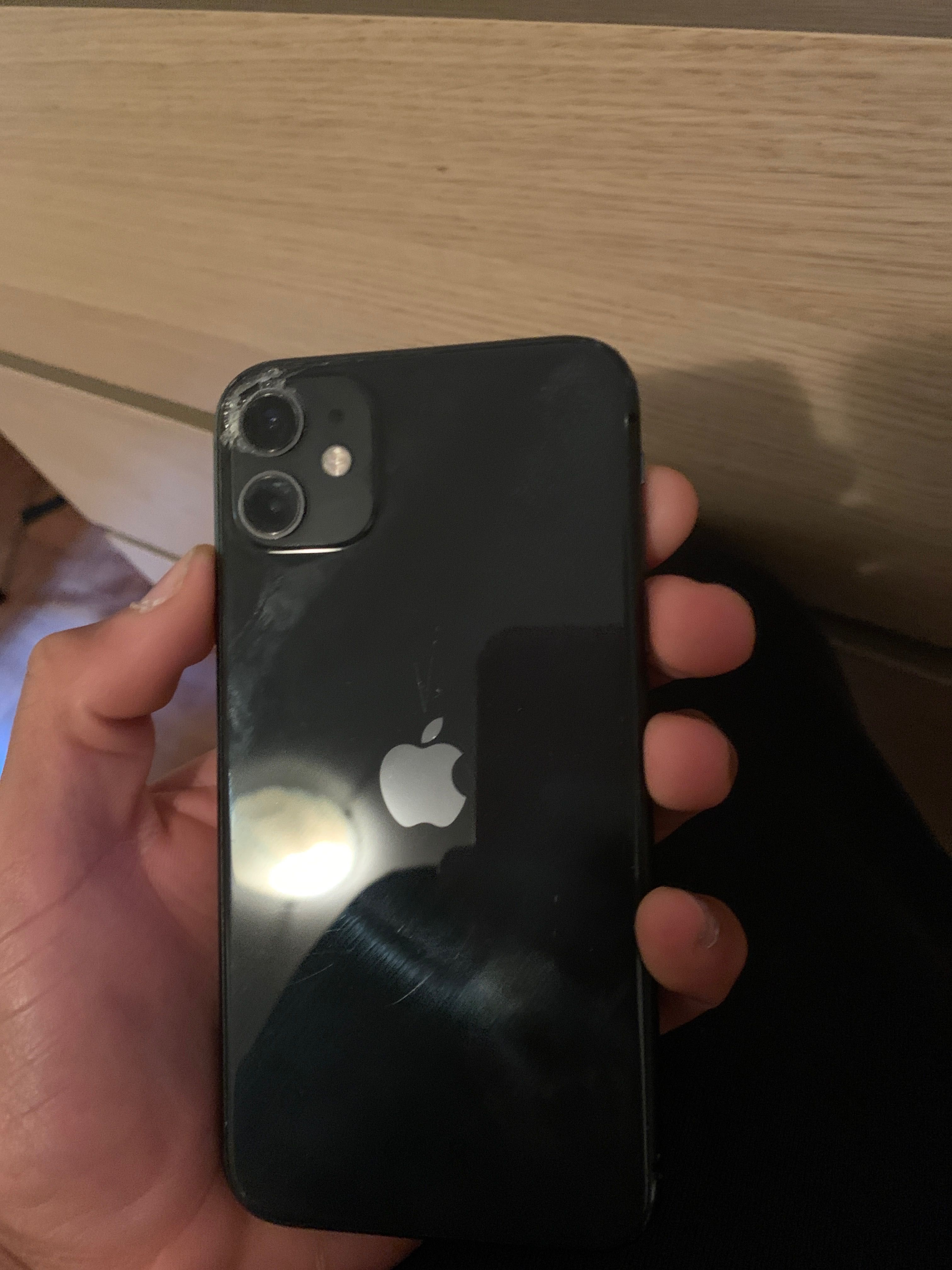 Iphone11 128gb em bom estado porem um bocadinho partido.