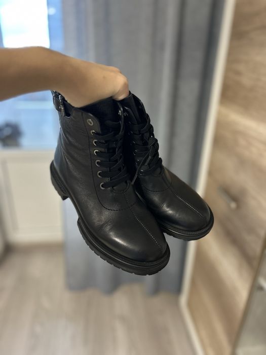 Чорні черевики жіночі, Estro