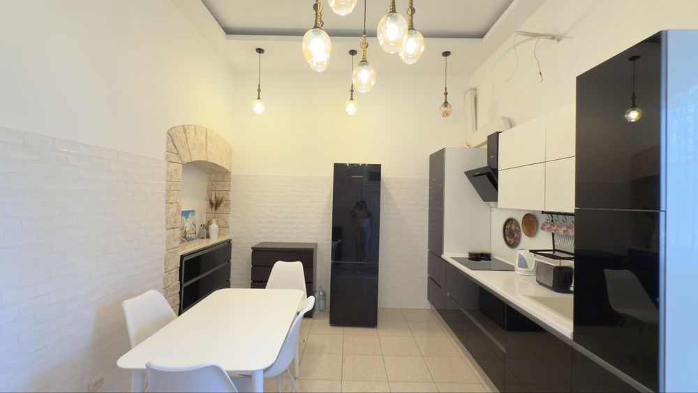 Продам 3 комнатную квартиру с ремонтом центр Старобазарный сквер