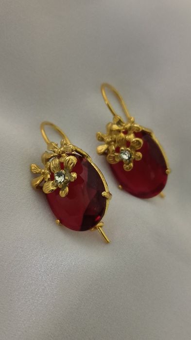 Brincos em prata dourada com pedra vermelha