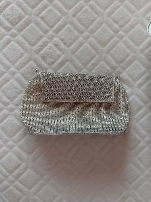 Bogato zdobiona torebka wieczorowa z Londynu, kuferek