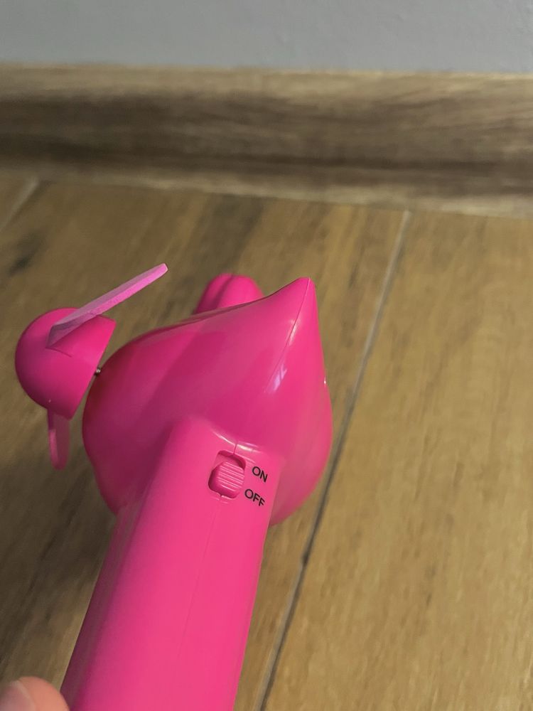 Avon ręczny wiatraczek na baterie flaming