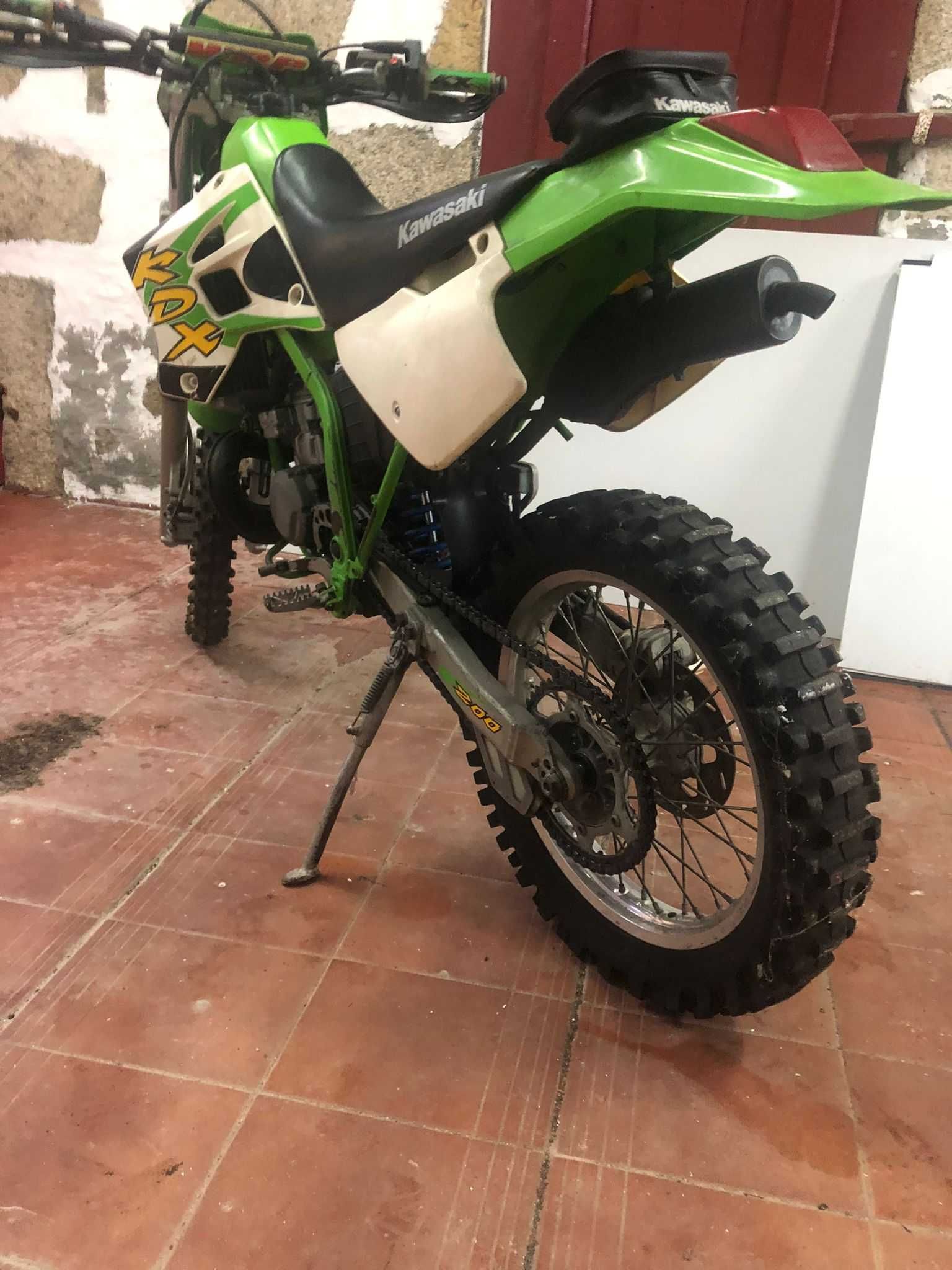 Kawasaki KDX 200 de 1998, em muito bom estado (Particular)