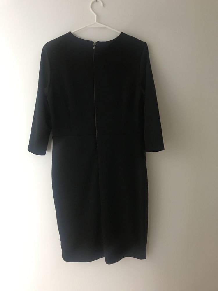 Elegancka czarna krótka sukienka z ozdobnymi aplikacjami by o la la…!