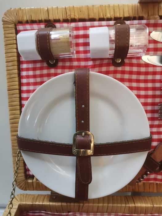 Walizka piknikowa, duża,zadbana, wym. 46x30x21 cm, komplet na 4 osoby